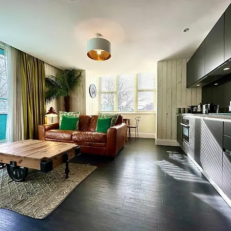 Designer Apartment: Quayside Comfort with Parking & Wi-Fi Poole Exterior photo