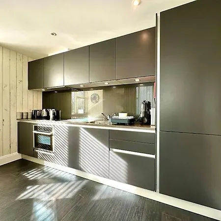 Designer Apartment: Quayside Comfort with Parking & Wi-Fi Poole Exterior photo
