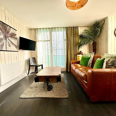 Designer Apartment: Quayside Comfort with Parking & Wi-Fi Poole Exterior photo