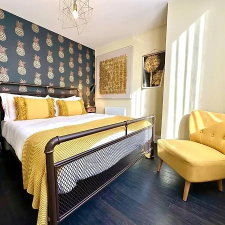 Designer Apartment: Quayside Comfort with Parking & Wi-Fi Poole Exterior photo