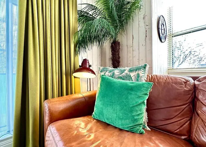 Designer Apartment Inc Free Parking & Fast Wifi 1 Minute Walk To Poole Quay - Great Location - Free Parking - Fast Wifi - Smart Tv - Newly Decorated - Sleeps Up To 2! Close To Poole & Bournemouth & Sandbanks