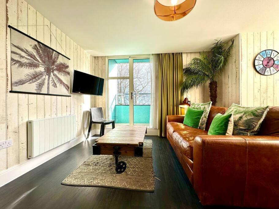 Designer Inc Free Parking & Fast Wifi 1 Minute Walk To Quay - Great Location - Free Parking - Fast Wifi - Smart Tv - Newly Decorated - Sleeps Up To 2! Close To & Bournemouth & Sandbanks Apartamento