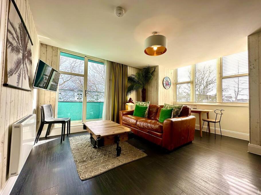 Apartment Designer Apartment: Quayside Comfort With Parking & Wi-fi *