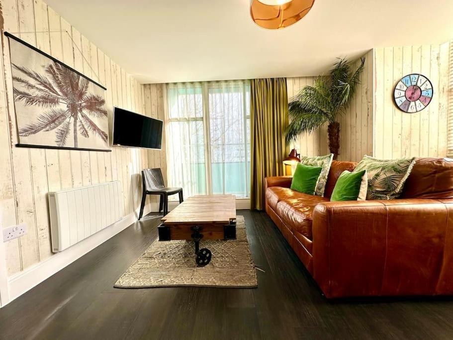 Apartamento Designer Inc Free Parking & Fast Wifi 1 Minute Walk To Quay - Great Location - Free Parking - Fast Wifi - Smart Tv - Newly Decorated - Sleeps Up To 2! Close To & Bournemouth & Sandbanks