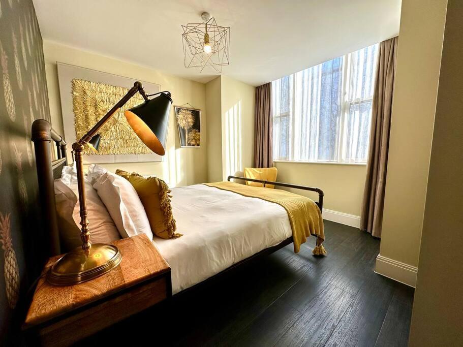 Designer Inc Free Parking & Fast Wifi 1 Minute Walk To Quay - Great Location - Free Parking - Fast Wifi - Smart Tv - Newly Decorated - Sleeps Up To 2! Close To & Bournemouth & Sandbanks