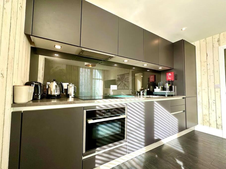 Apartamento Designer Inc Free Parking & Fast Wifi 1 Minute Walk To Quay - Great Location - Free Parking - Fast Wifi - Smart Tv - Newly Decorated - Sleeps Up To 2! Close To & Bournemouth & Sandbanks Poole