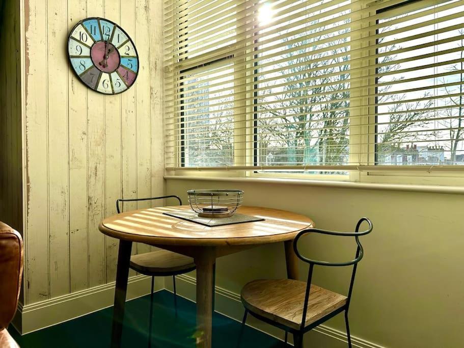 Apartamento Designer Inc Free Parking & Fast Wifi 1 Minute Walk To Quay - Great Location - Free Parking - Fast Wifi - Smart Tv - Newly Decorated - Sleeps Up To 2! Close To & Bournemouth & Sandbanks